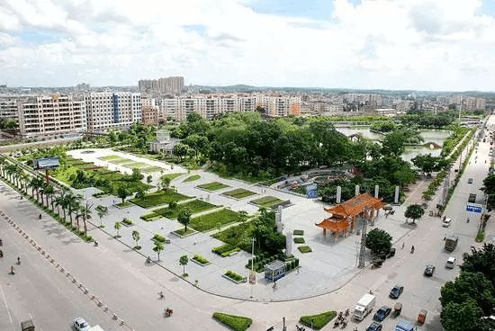 广东省廉江市大学，一座城市的学府风采